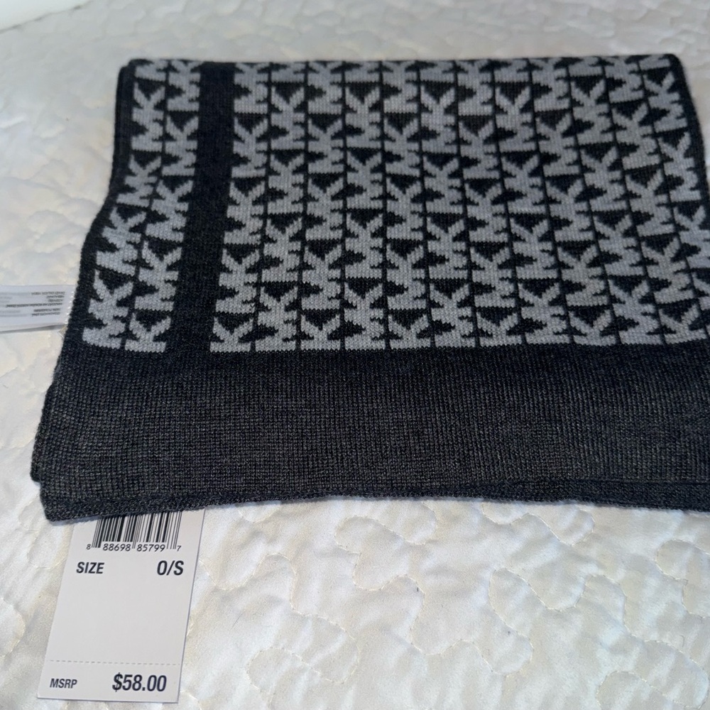 Michael Kors scarf in Black and Gray Pattern